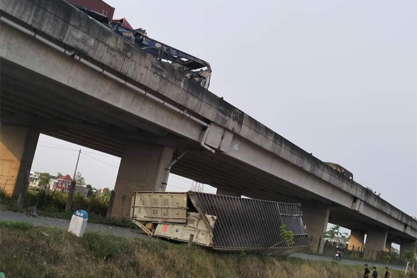 Clip: 2 container đấu đầu kinh hoàng khiến 7 người đi đường tử vong-1