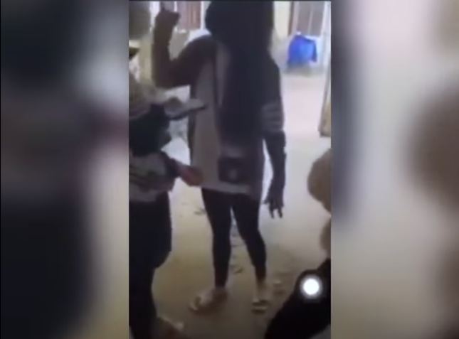 Nghệ An: Xôn xao clip nữ sinh bị đánh trong nhà gửi xe của trường-1