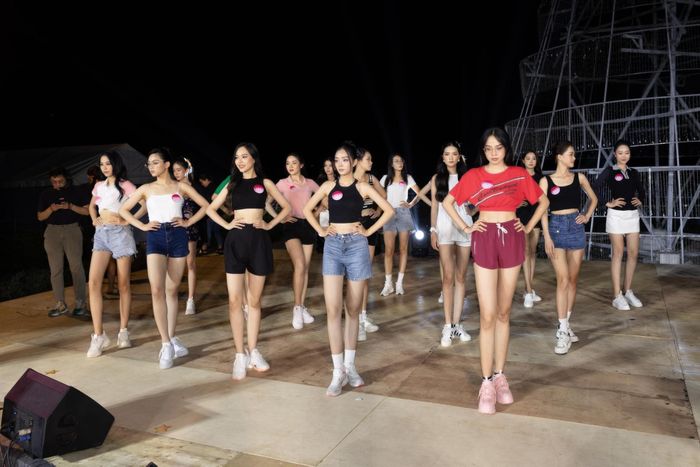 Lò luyện hoa hậu: Chi trăm triệu học cấp tốc, mặc áo mưa ép cân-1