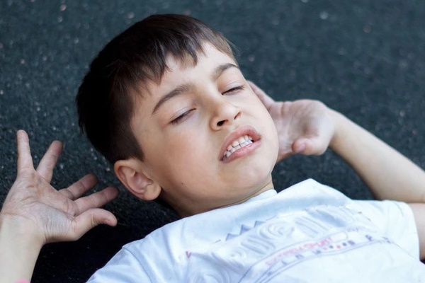 Cậu bé 15 tuổi mắc ung thư não, triệu chứng ban đầu suýt bị bỏ qua vì tưởng là do học nhiều-1