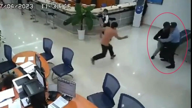 Cận cảnh nhân viên, bảo vệ, khách hàng bắt tên cướp ngân hàng ở Bình Dương-2