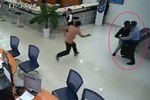 Thanh niên cầm vật nghi súng xông vào cướp ngân hàng giữa trung tâm Đà Nẵng-4