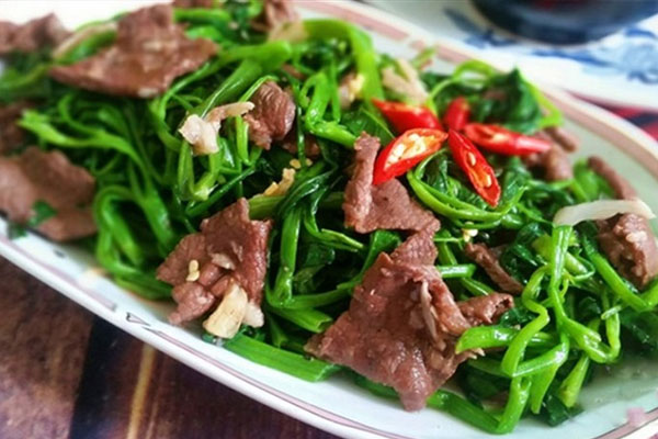 Bữa tối làm trứng cút sốt cà chua nóng hổi cực đưa cơm cho gia đình-10