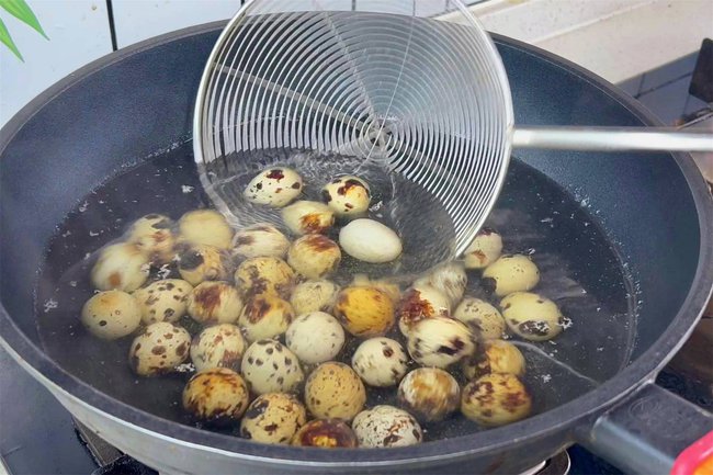 Bữa tối làm trứng cút sốt cà chua nóng hổi cực đưa cơm cho gia đình-2