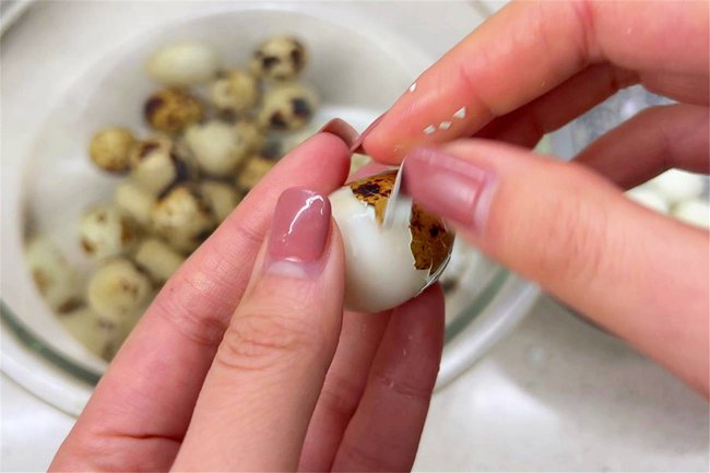 Bữa tối làm trứng cút sốt cà chua nóng hổi cực đưa cơm cho gia đình-3