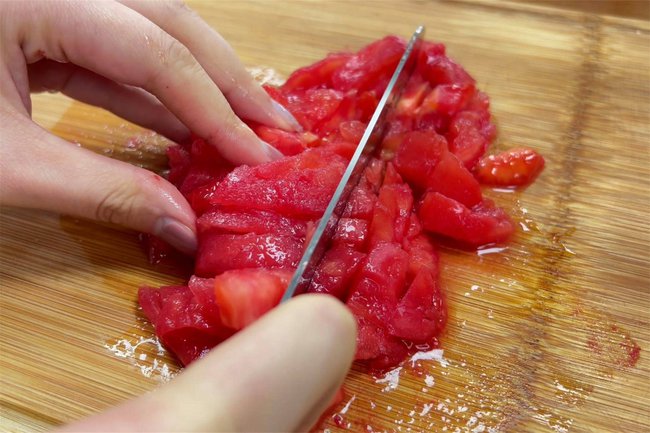 Bữa tối làm trứng cút sốt cà chua nóng hổi cực đưa cơm cho gia đình-4