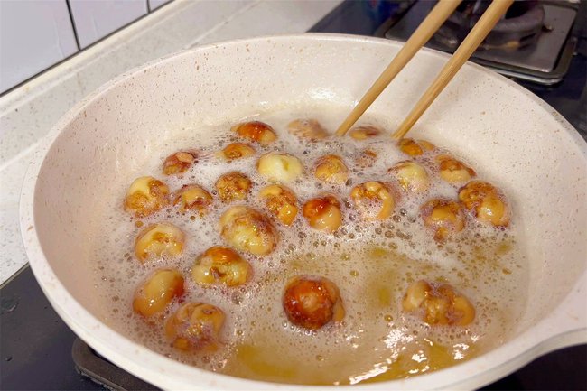 Bữa tối làm trứng cút sốt cà chua nóng hổi cực đưa cơm cho gia đình-6