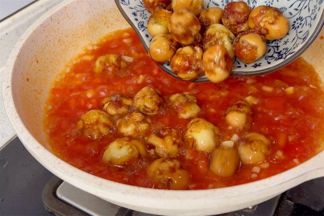 Bữa tối làm trứng cút sốt cà chua nóng hổi cực đưa cơm cho gia đình-8