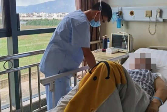 Người đàn ông bị ký sinh trùng