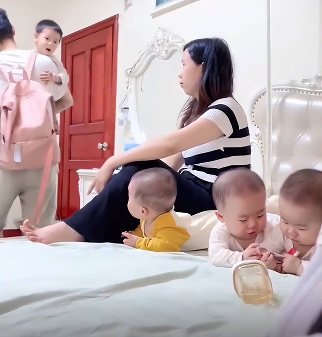 Muốn có thêm một bé gái, 2 vợ chồng tái mặt khi 3 cậu nhóc xuất hiện cùng lúc-1