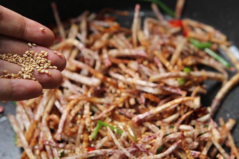 Loại củ cực giàu canxi cứ tưởng chỉ để ăn lẩu, ai ngờ đem nấu kiểu này được món ăn chơi cực ngon-4