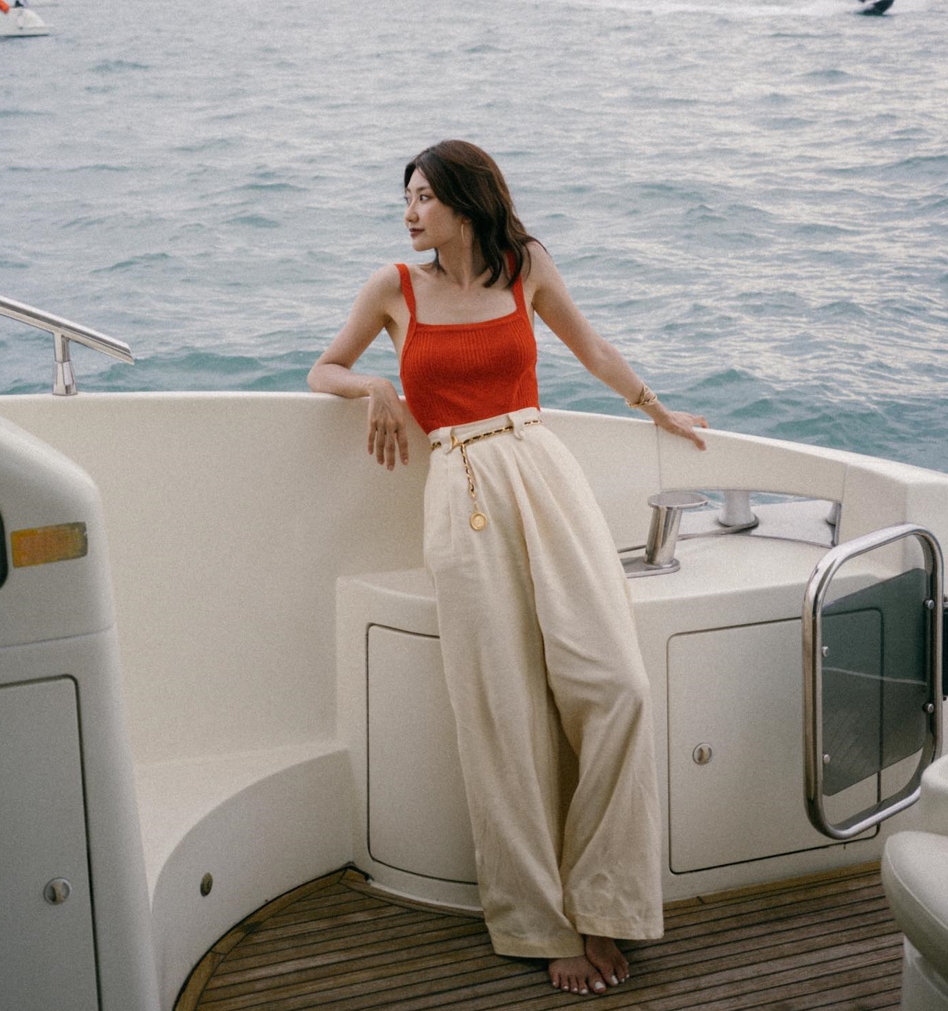 Đừng chỉ diện váy khi đi du lịch, bạn hãy tham khảo 10 cách mặc quần ống rộng sành điệu-1