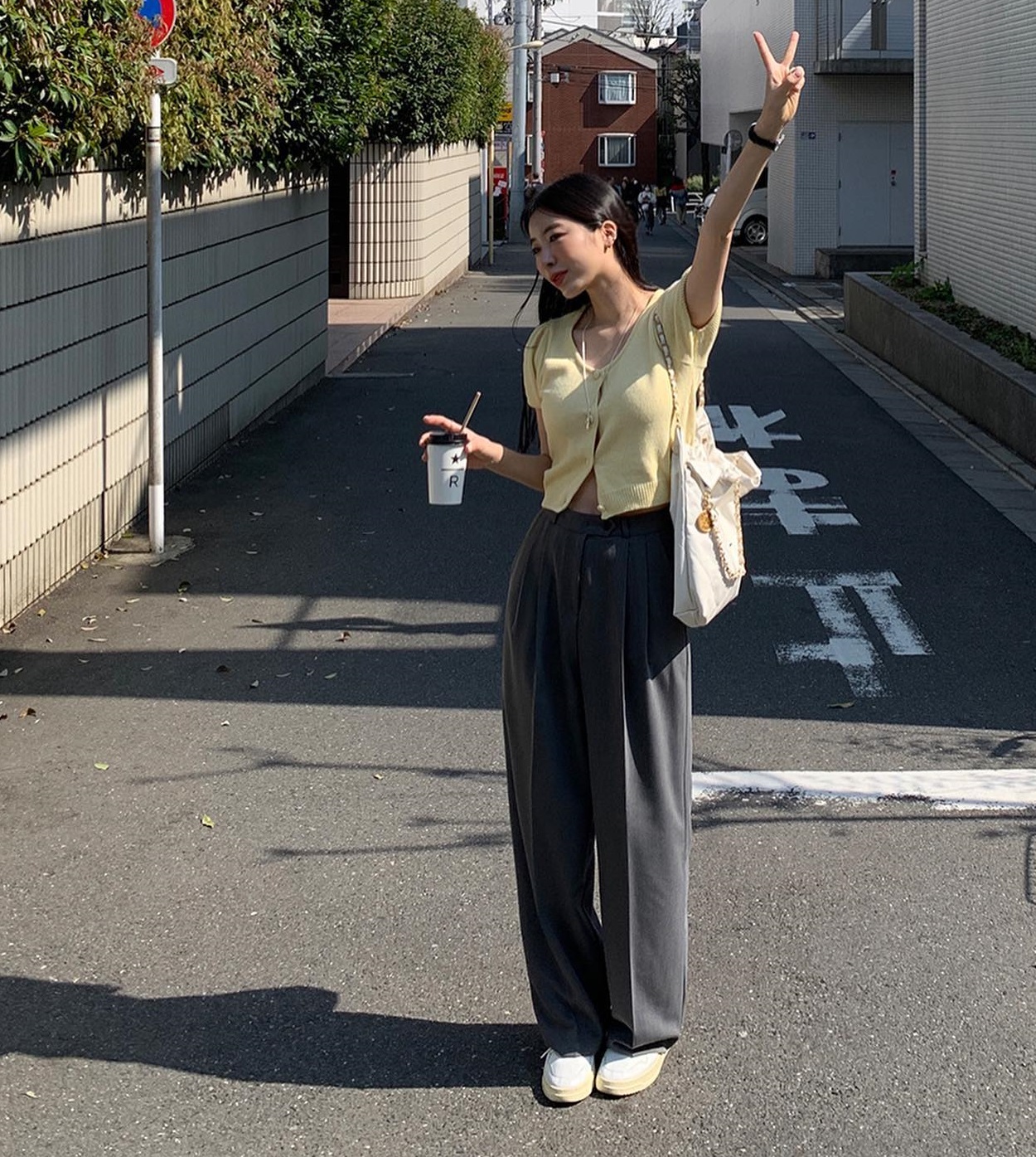 Đừng chỉ diện váy khi đi du lịch, bạn hãy tham khảo 10 cách mặc quần ống rộng sành điệu-3