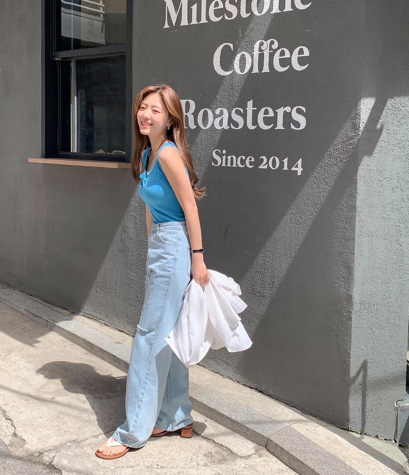 Đừng chỉ diện váy khi đi du lịch, bạn hãy tham khảo 10 cách mặc quần ống rộng sành điệu-4