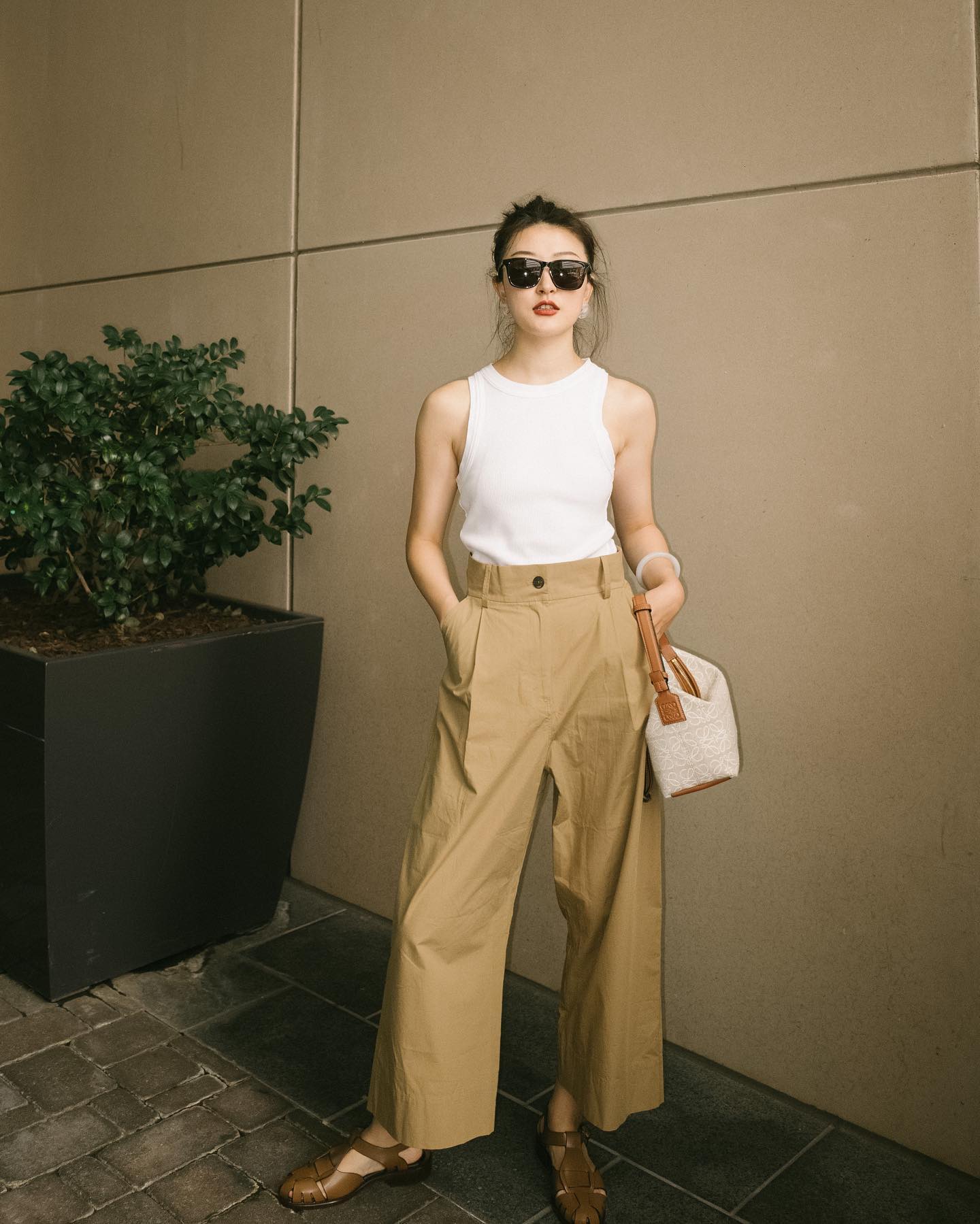 Đừng chỉ diện váy khi đi du lịch, bạn hãy tham khảo 10 cách mặc quần ống rộng sành điệu-5