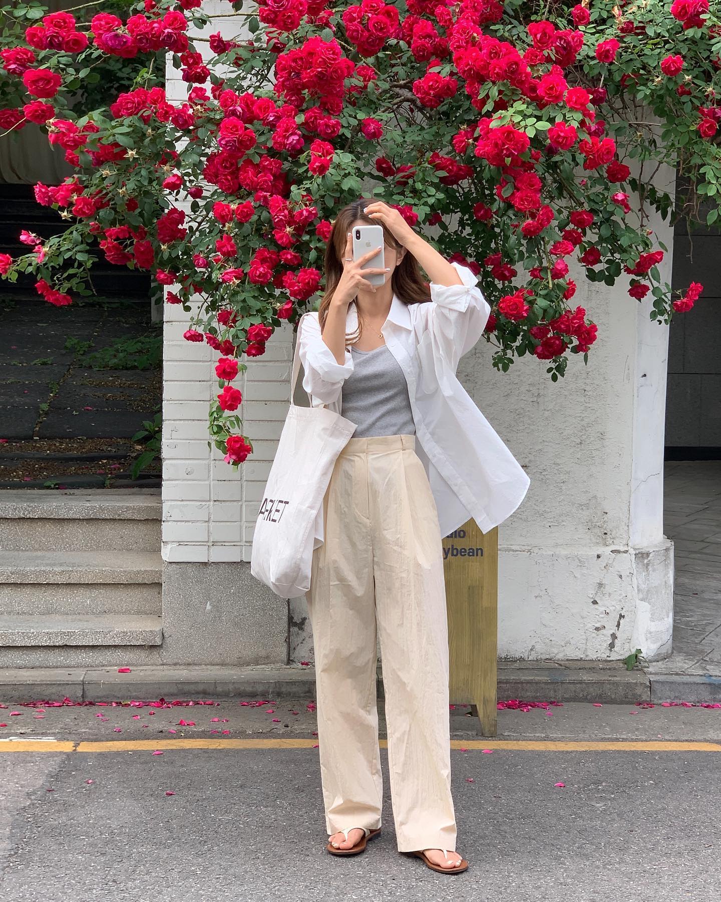 Đừng chỉ diện váy khi đi du lịch, bạn hãy tham khảo 10 cách mặc quần ống rộng sành điệu-6