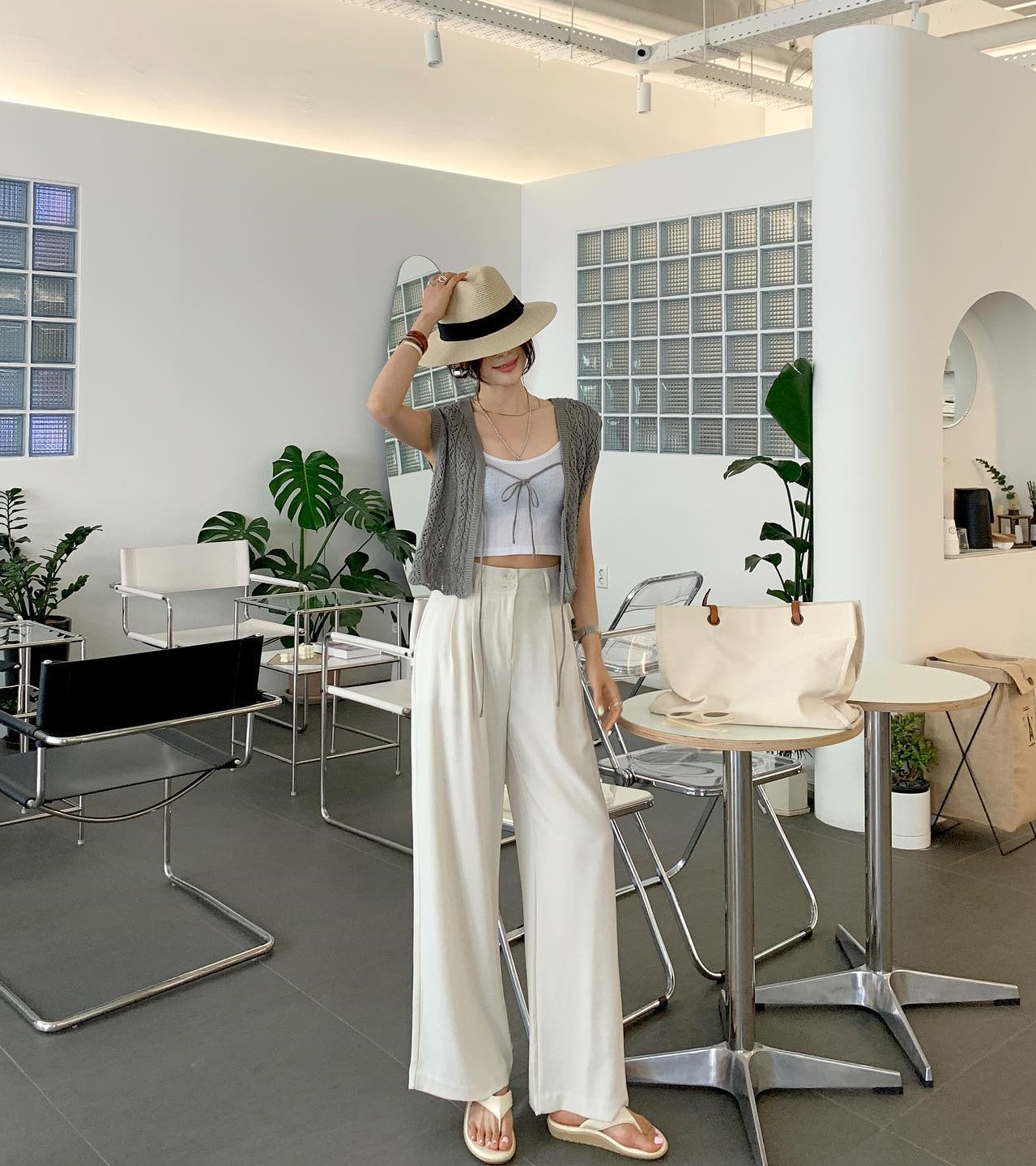 Đừng chỉ diện váy khi đi du lịch, bạn hãy tham khảo 10 cách mặc quần ống rộng sành điệu-7