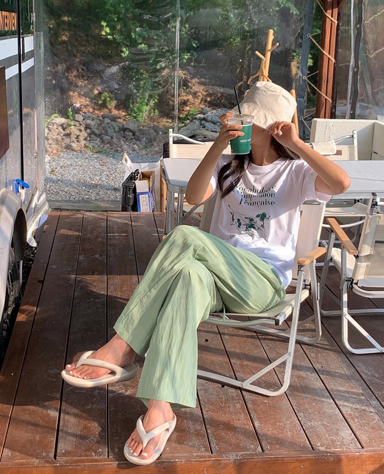 Đừng chỉ diện váy khi đi du lịch, bạn hãy tham khảo 10 cách mặc quần ống rộng sành điệu-8