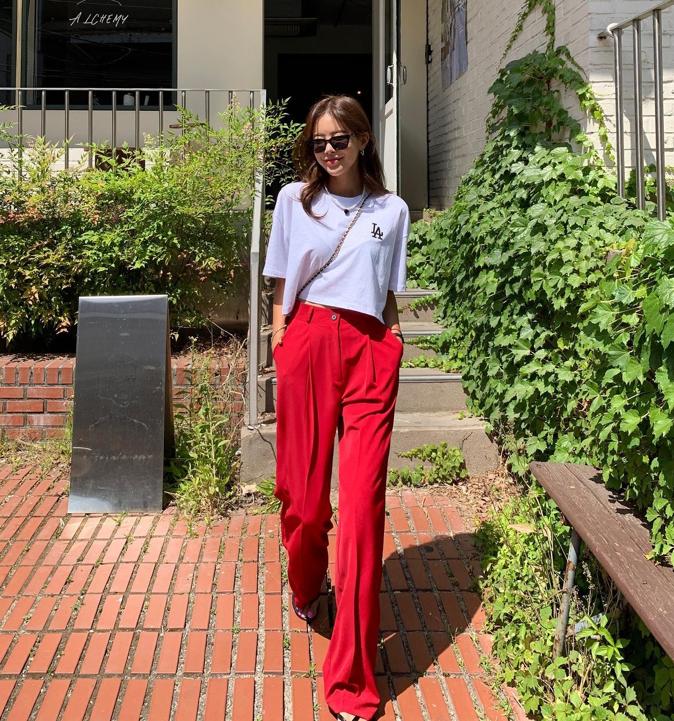 Đừng chỉ diện váy khi đi du lịch, bạn hãy tham khảo 10 cách mặc quần ống rộng sành điệu-9