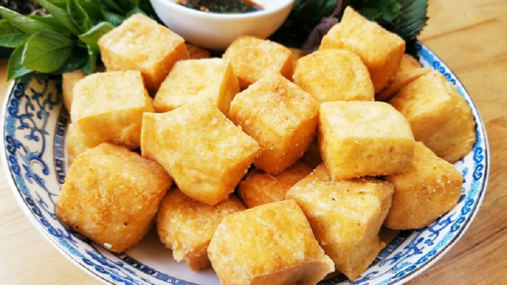 Cách rán đậu phụ vàng giòn, không dính chảo-1