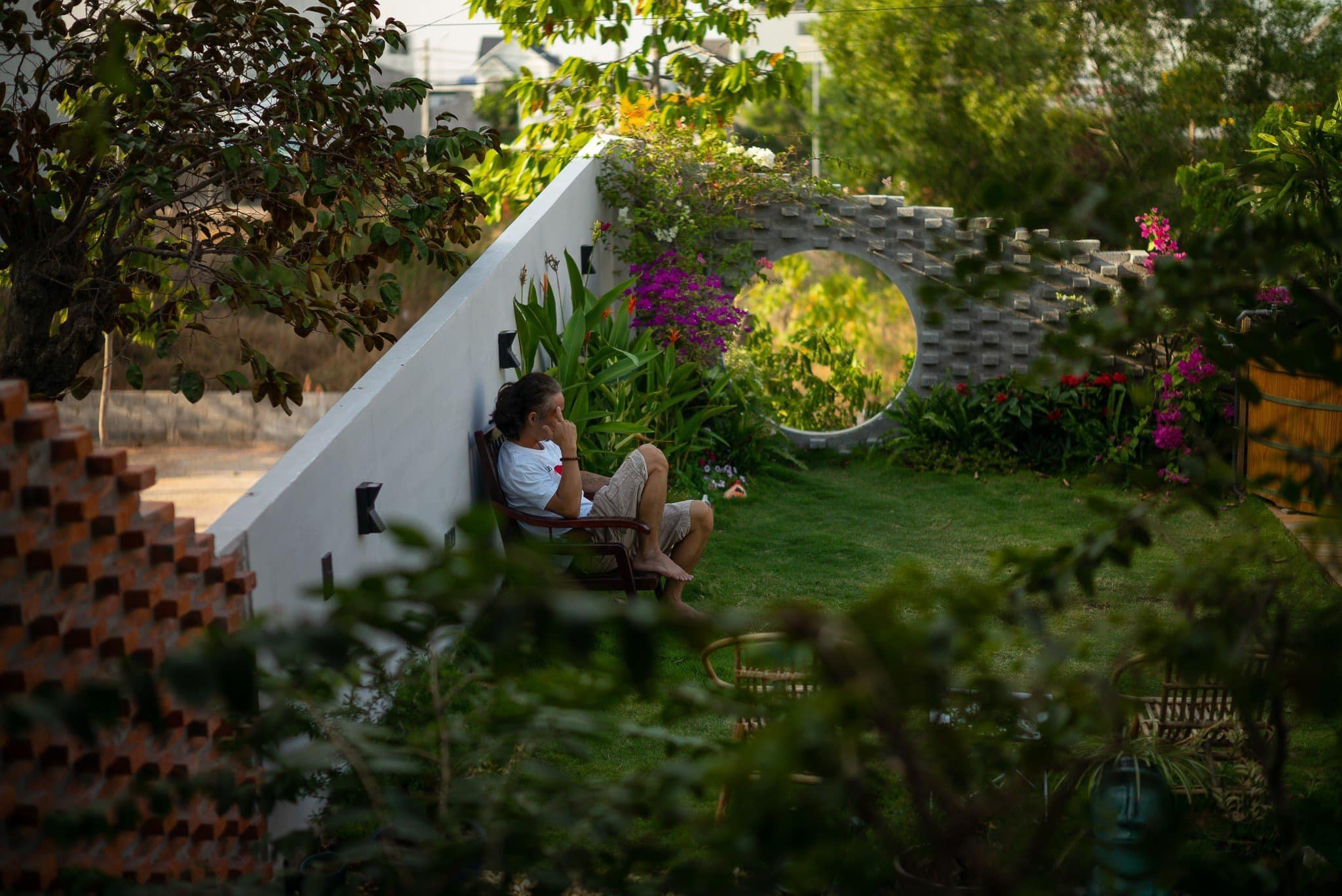 Ngôi nhà Dế Mèn với không gian mát lành nhờ cây xanh, vườn rau sạch trên mái-3