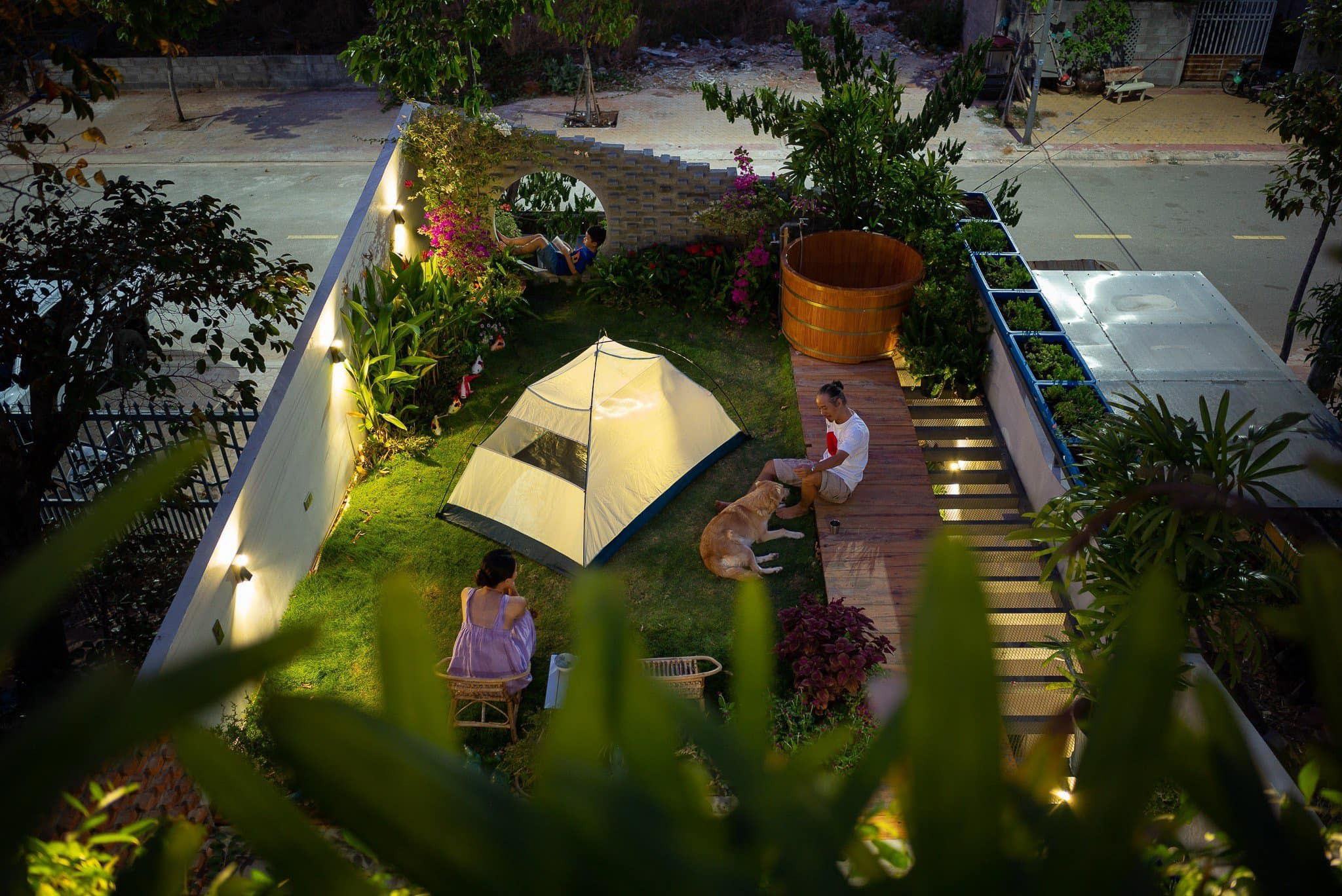 Ngôi nhà Dế Mèn với không gian mát lành nhờ cây xanh, vườn rau sạch trên mái-4