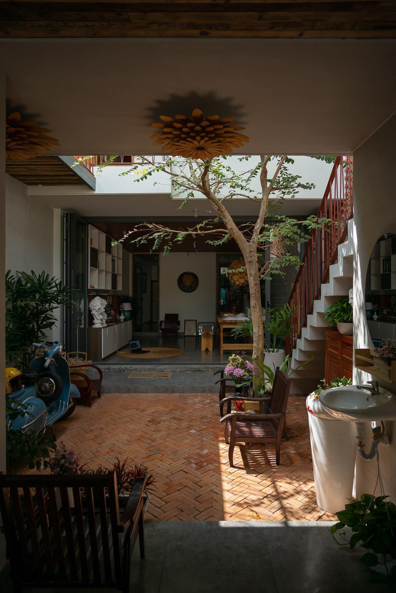 Ngôi nhà Dế Mèn với không gian mát lành nhờ cây xanh, vườn rau sạch trên mái-12