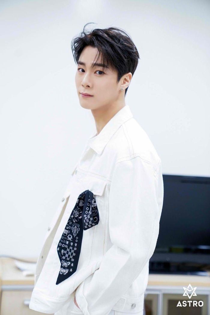 Giới giải trí bàng hoàng vì sự ra đi của Moonbin-1