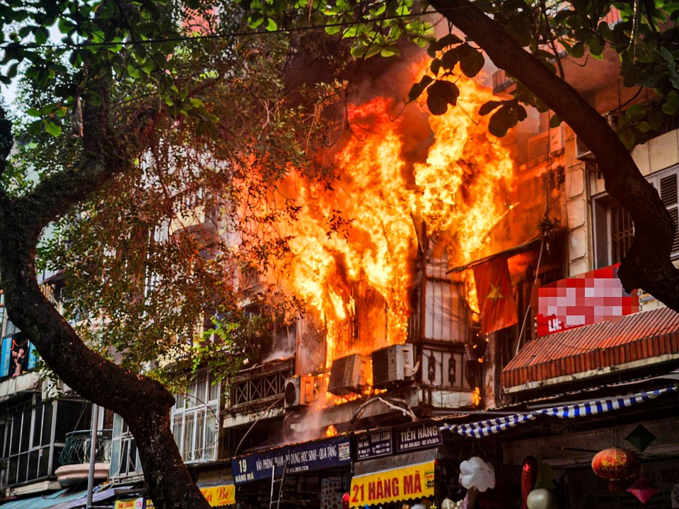 Căn nhà trên phố Hàng Mã bốc cháy ngày đầu tháng 3 âm lịch-1