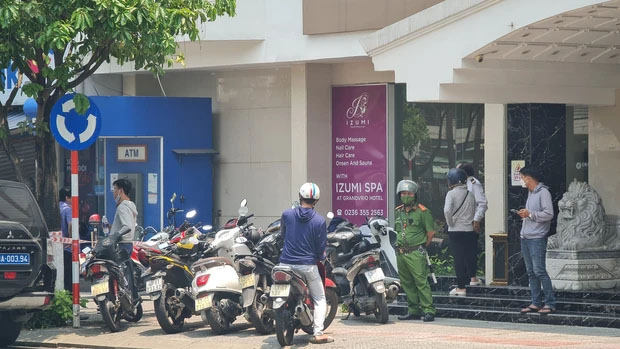 Thanh niên cầm vật nghi súng xông vào cướp ngân hàng giữa trung tâm Đà Nẵng-1