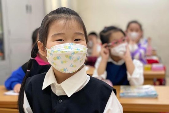 Lo ngại COVID-19 lây lan, một số địa phương yêu cầu học sinh đeo khẩu trang