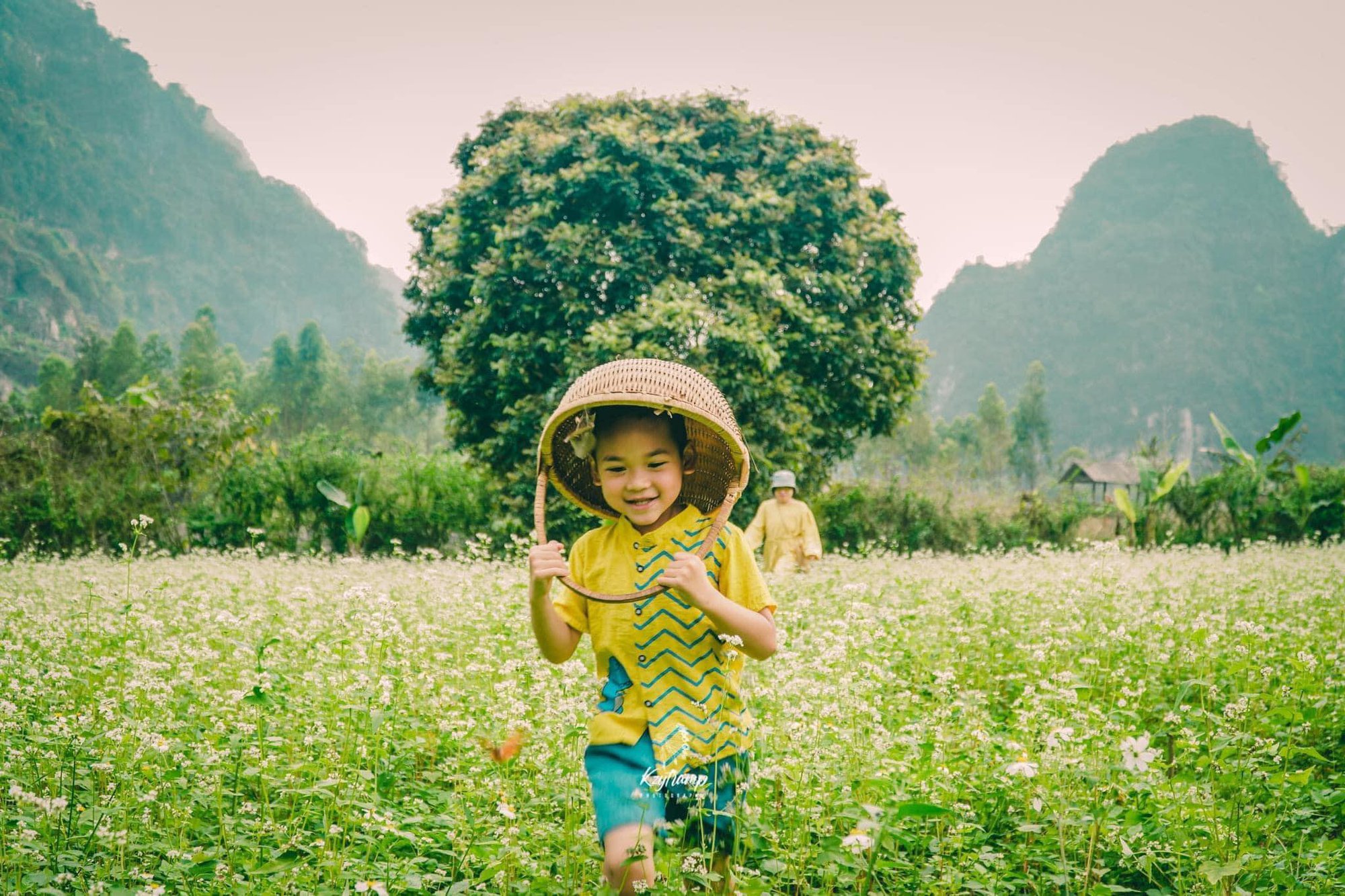 Người phụ nữ dành hơn 1 năm cải tạo ngôi nhà đá giữa thung lũng làm nơi nương náu cho tâm hồn, kết nối những đứa trẻ với thiên nhiên-10