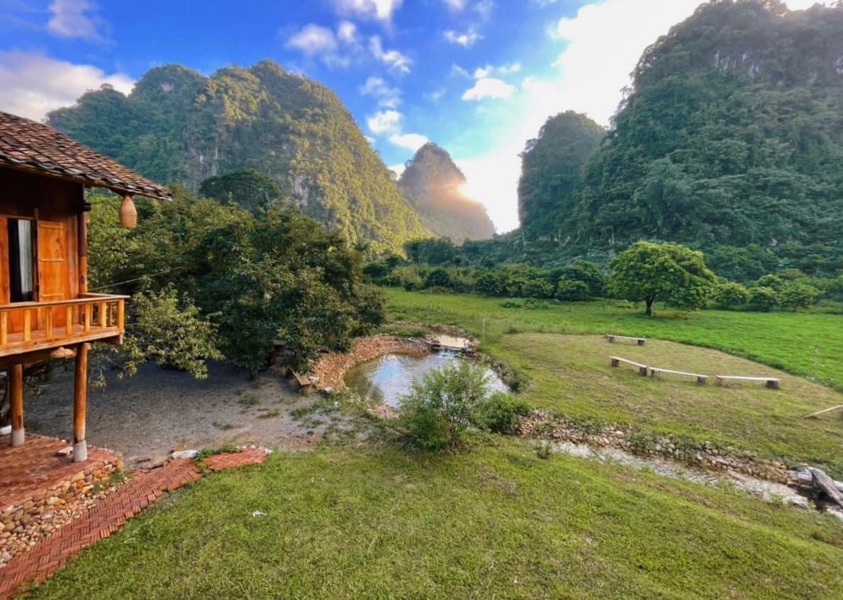 Người phụ nữ dành hơn 1 năm cải tạo ngôi nhà đá giữa thung lũng làm nơi nương náu cho tâm hồn, kết nối những đứa trẻ với thiên nhiên-14