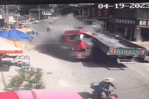 Xe container lao vào cửa hàng xe máy-1