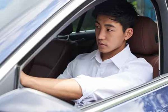 Giật mình khi biết bạn trai đi ô tô nhưng lại sống trong phòng trọ chật chội