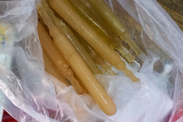 16 học sinh lớp 2 bị ngộ độc sau khi ăn kem ống-1