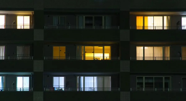 Chạm trán gã đàn ông lạ trước chung cư, người phụ nữ rút ra kinh nghiệm đảm bảo an toàn khi sống một mình: Đừng bao giờ bật đèn ngay khi về đến nhà!-3