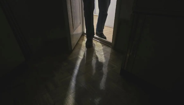 Chạm trán gã đàn ông lạ trước chung cư, người phụ nữ rút ra kinh nghiệm đảm bảo an toàn khi sống một mình: Đừng bao giờ bật đèn ngay khi về đến nhà!-4