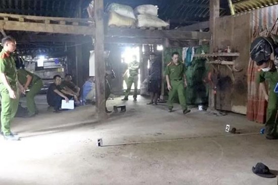 Dùng dao chém vợ con rồi tự sát trong phòng ngủ