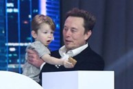 Tỷ phú Elon Musk khoe khéo tài chăm con, vừa dự sự kiện vừa bế quý tử