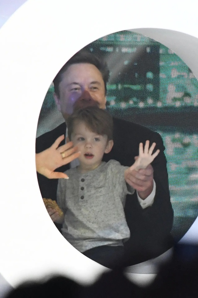 Tỷ phú Elon Musk khoe khéo tài chăm con, vừa dự sự kiện vừa bế quý tử-3