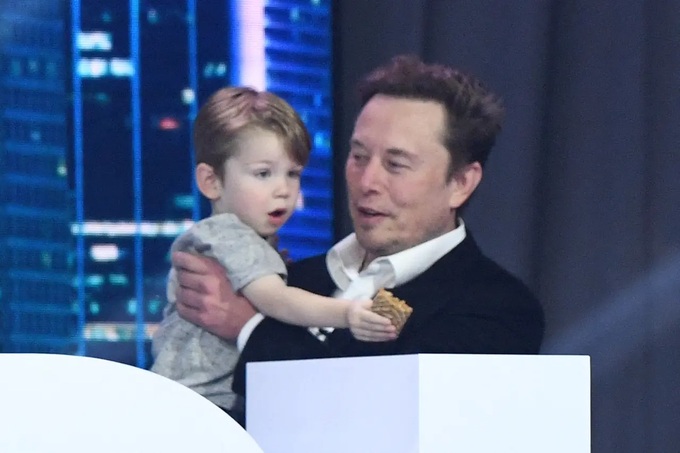 Tỷ phú Elon Musk khoe khéo tài chăm con, vừa dự sự kiện vừa bế quý tử-1