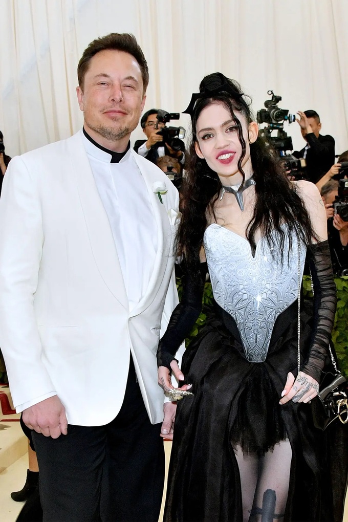 Tỷ phú Elon Musk khoe khéo tài chăm con, vừa dự sự kiện vừa bế quý tử-4