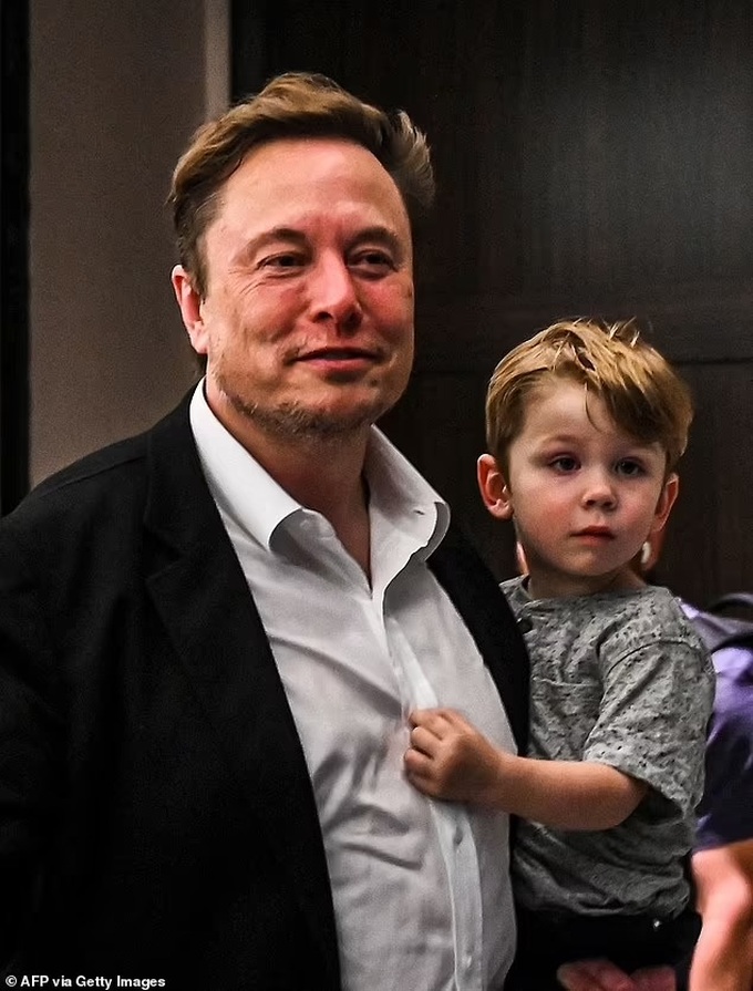 Tỷ phú Elon Musk khoe khéo tài chăm con, vừa dự sự kiện vừa bế quý tử-5