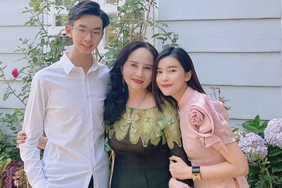 Vượt biến cố phá sản, Cao Thái Hà mua cơ ngơi 5 tỷ tặng mẹ, hé lộ hình ảnh căn nhà theo tâm nguyện của người cha đã mất