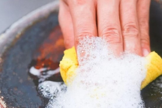 Tuyệt chiêu làm sạch nồi, chảo bị cháy cực hiệu quả