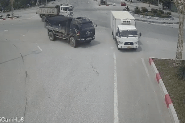 Xe ben tông ôtô tải đang sang đường