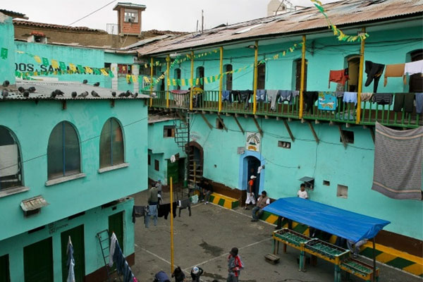 Nền kinh tế kỳ lạ trong nhà tù tự quản dễ dãi nhất hành tinh-1