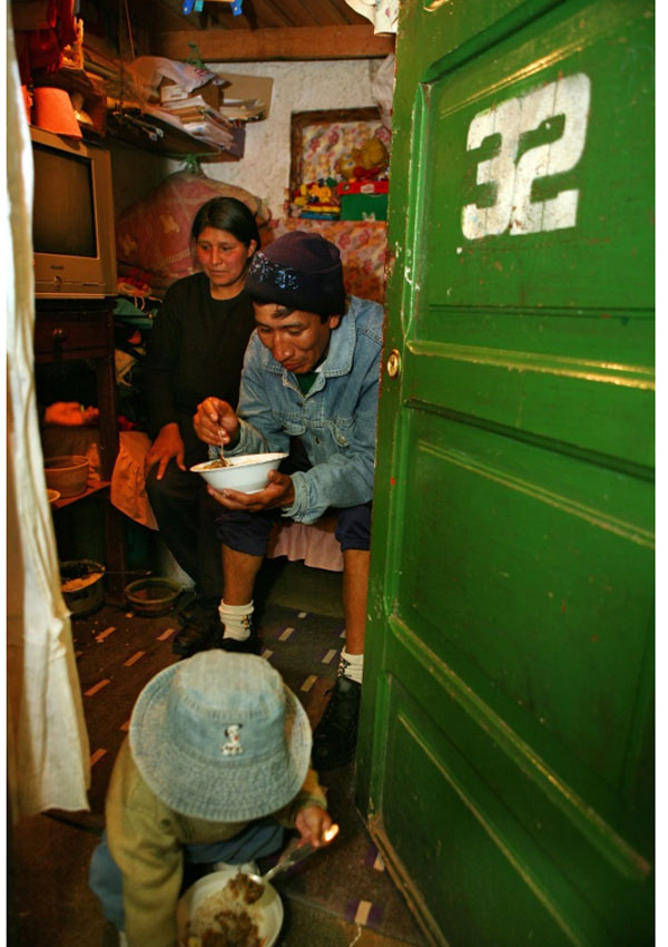 Nền kinh tế kỳ lạ trong nhà tù tự quản dễ dãi nhất hành tinh-3