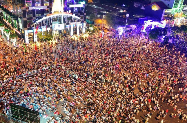 TPHCM bắn pháo hoa tại 2 điểm vào tối 30/4-3